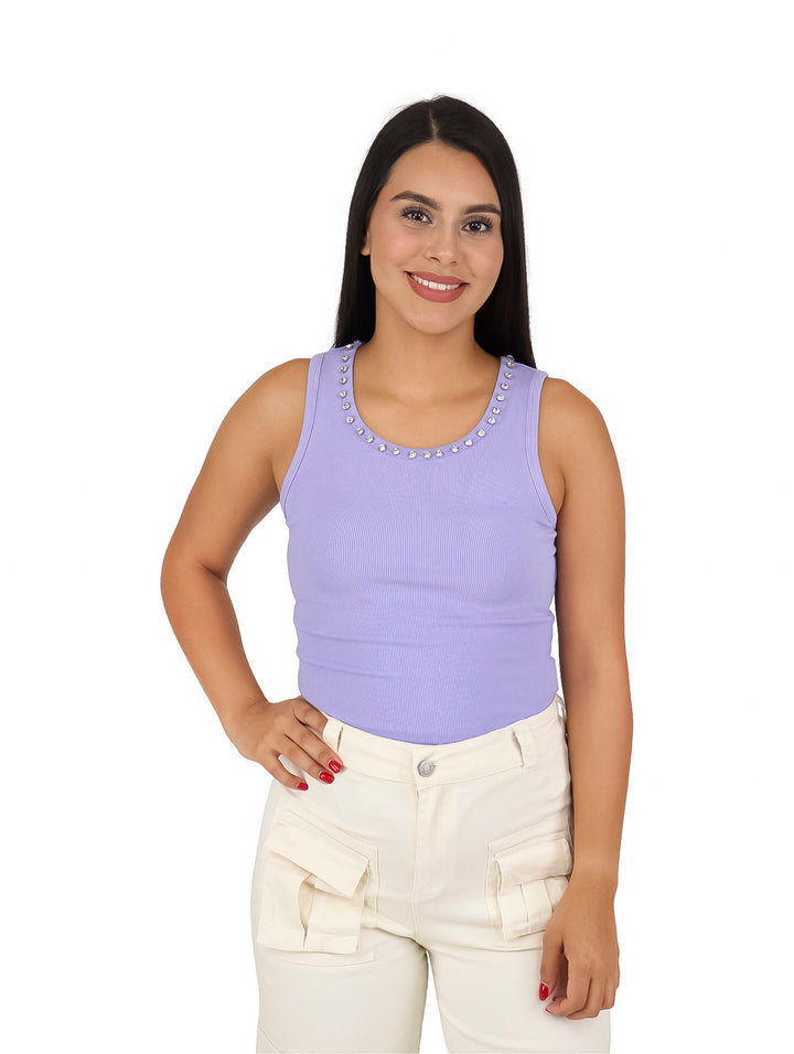 Blusa lila sin mangas con detalles brillantes en el cuello, ajustada al cuerpo.