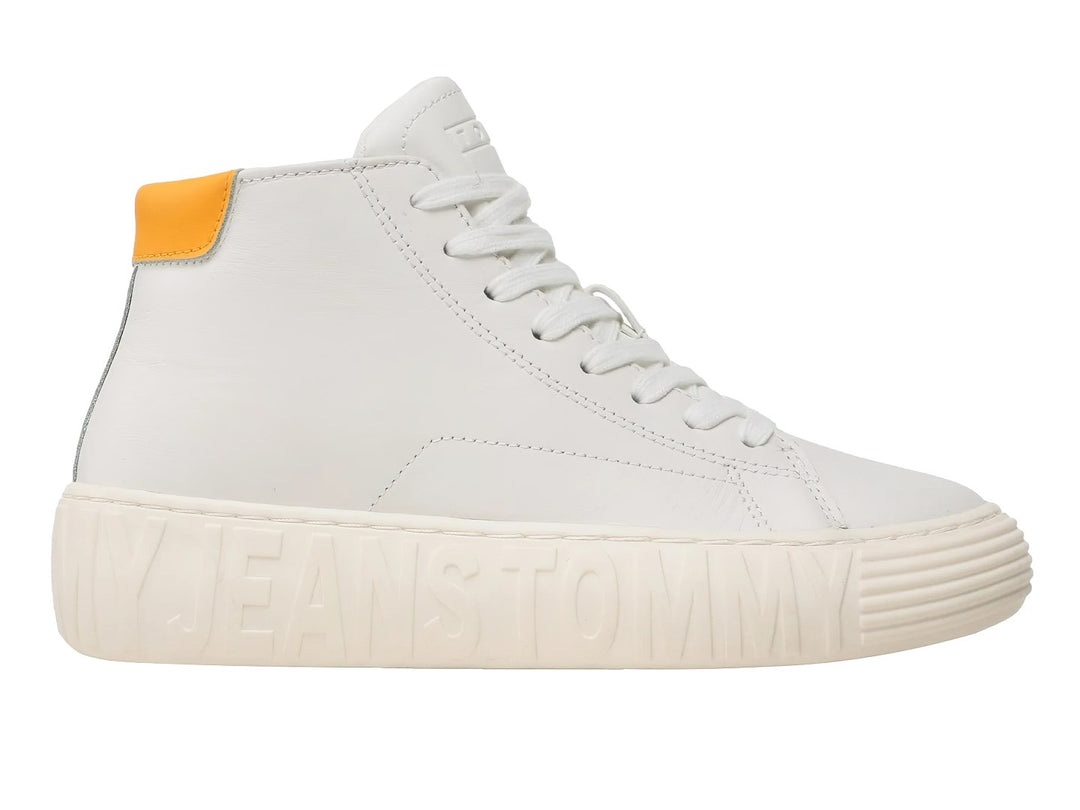 Tenis blancos de caña alta con detalle naranja en el talón y letras en relieve en la suela.