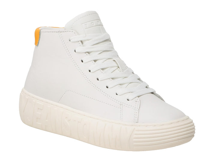 Tenis blancos de caña alta con detalle naranja en el talón y letras en relieve en la suela.