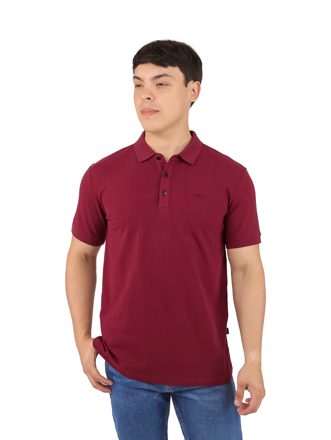 Hombre vistiendo una playera polo de color vino con cuello y manga corta sobre fondo blanco.