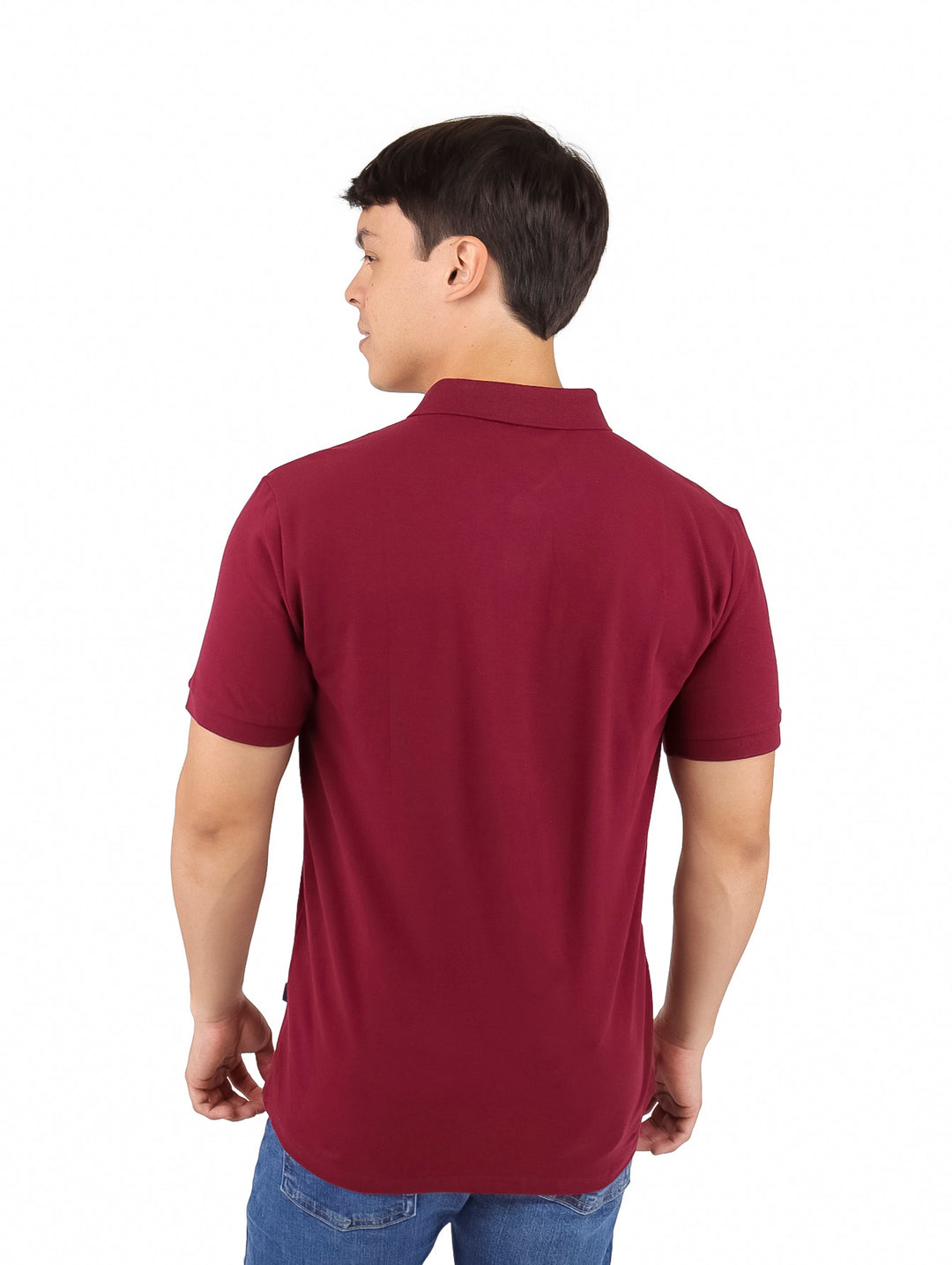 Hombre vistiendo una playera polo de color vino con cuello y manga corta sobre fondo blanco.