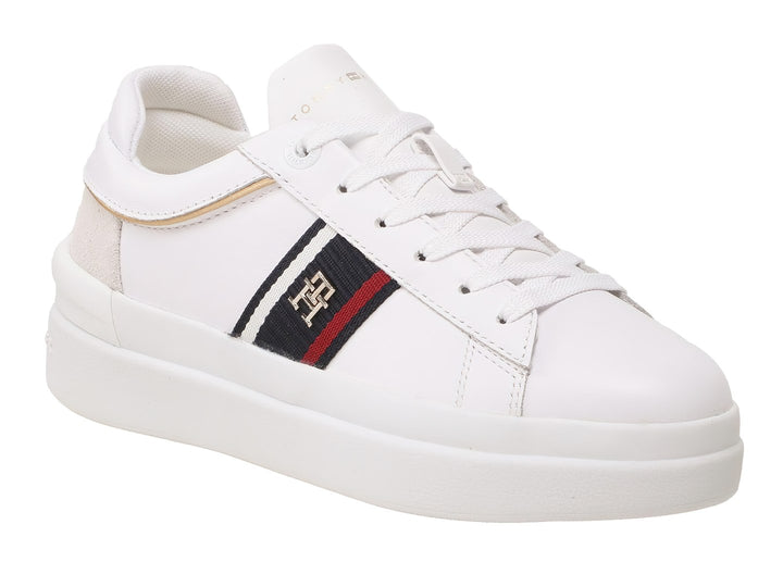 Tenis blancos Tommy Hilfiger de corte bajo con franja lateral tricolor y detalle beige en el talón.