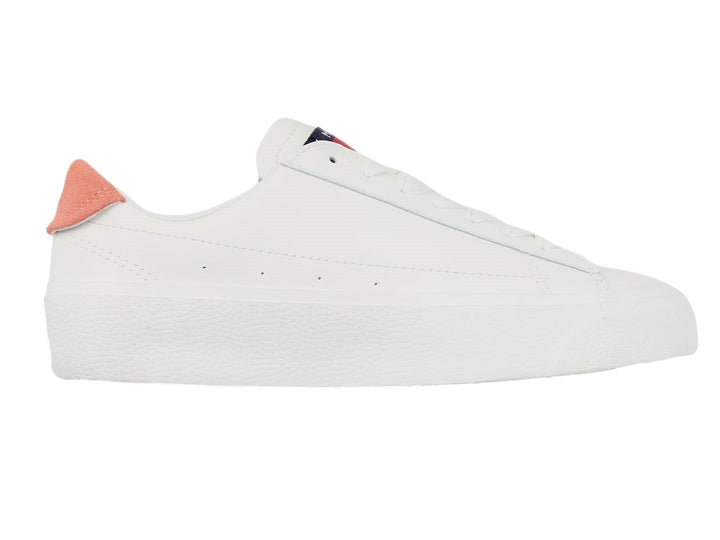 Tenis blancos de cuero con suela de plataforma y detalle en color rosa palo en el talón.