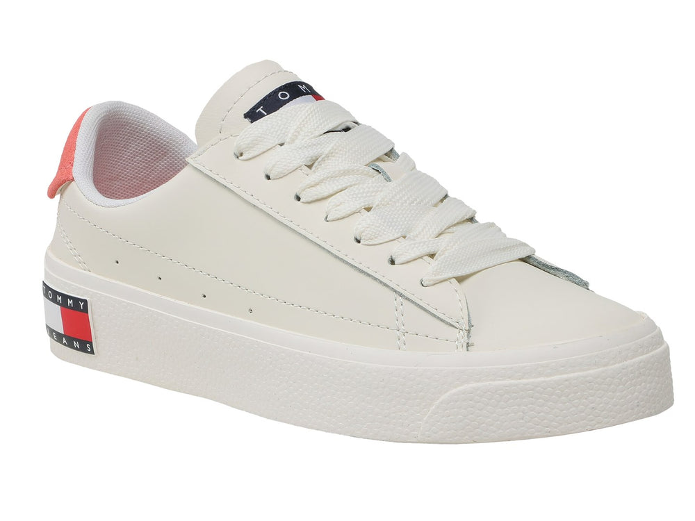 Tenis blancos de cuero con suela de plataforma y detalle en color rosa palo en el talón.