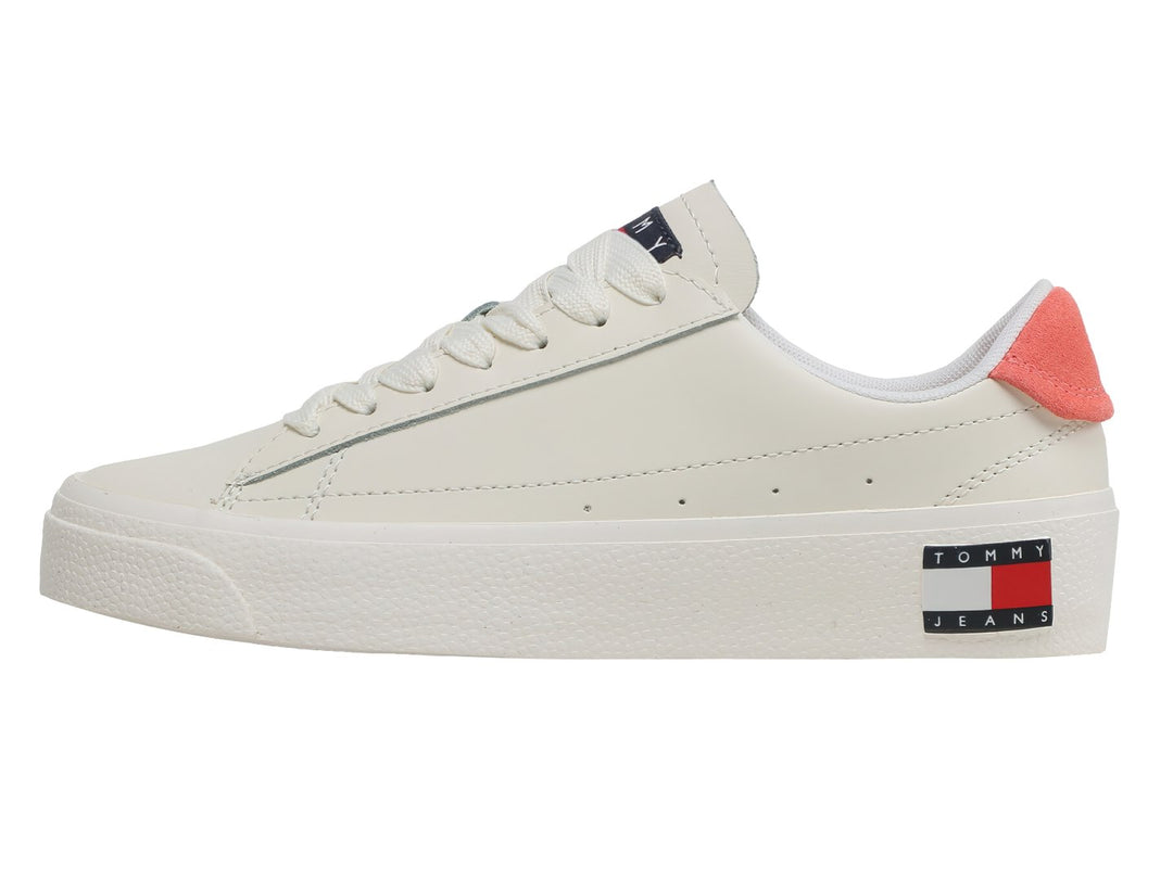 Tenis blancos de cuero con suela de plataforma y detalle en color rosa palo en el talón.