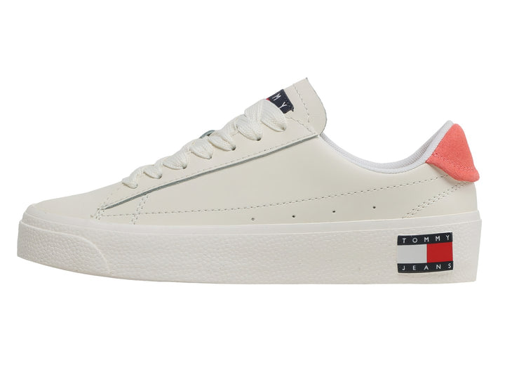 Tenis blancos de cuero con suela de plataforma y detalle en color rosa palo en el talón.