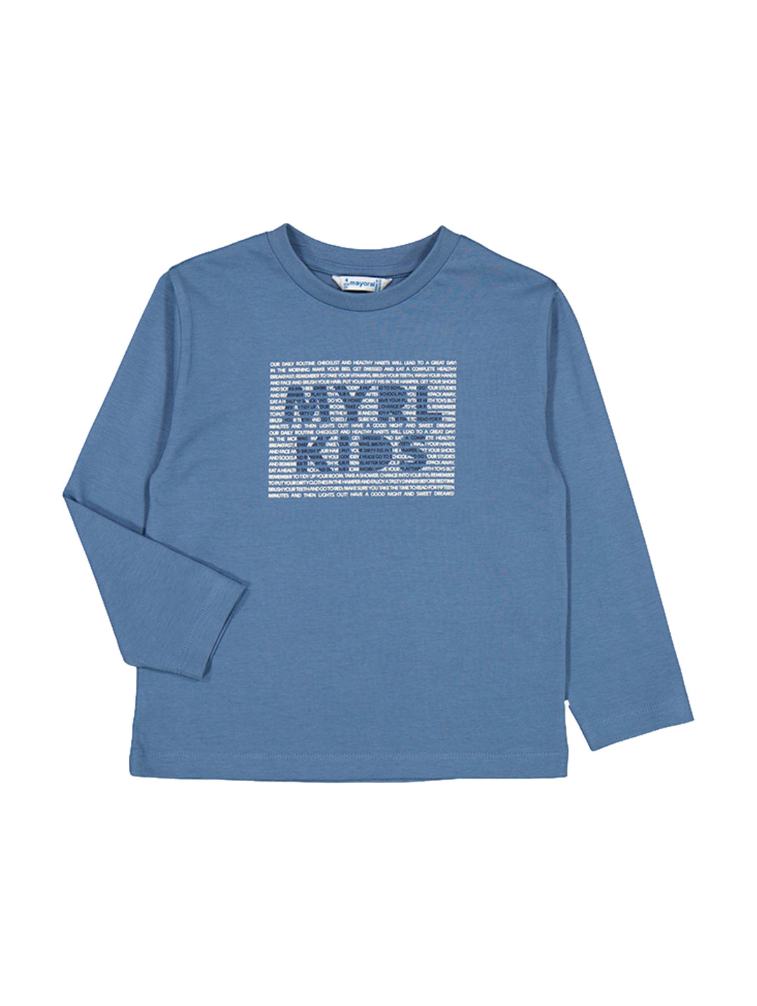Camiseta infantil de manga larga en color azul piedra con estampado de texto blanco en el pecho.