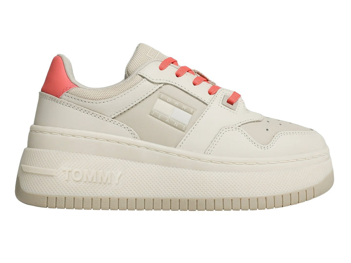 Tenis Tommy Hilfiger blancos de plataforma con detalles en color coral y suela ancha.