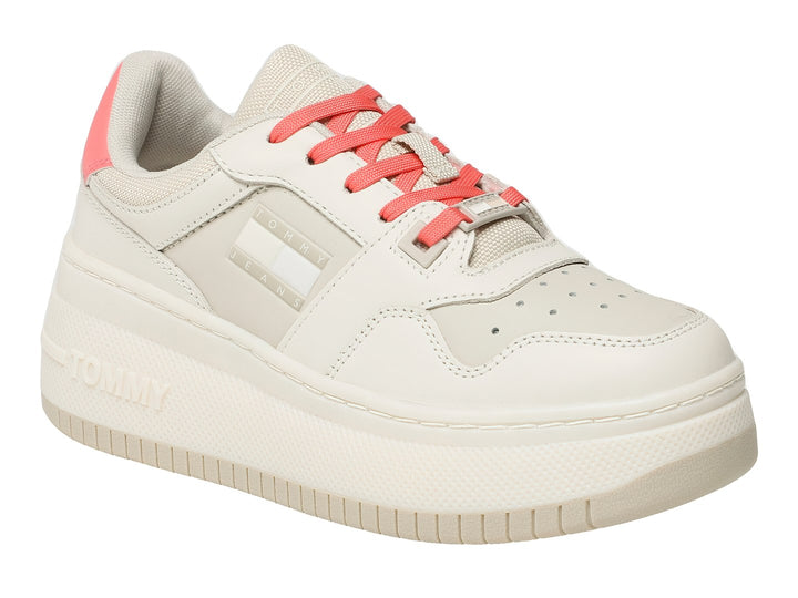 Tenis Tommy Hilfiger blancos de plataforma con detalles en color coral y suela ancha.