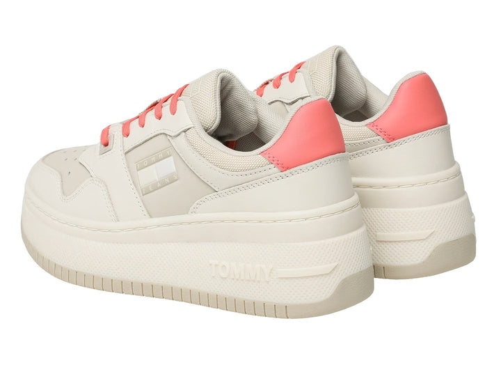 Tenis Tommy Hilfiger blancos de plataforma con detalles en color coral y suela ancha.