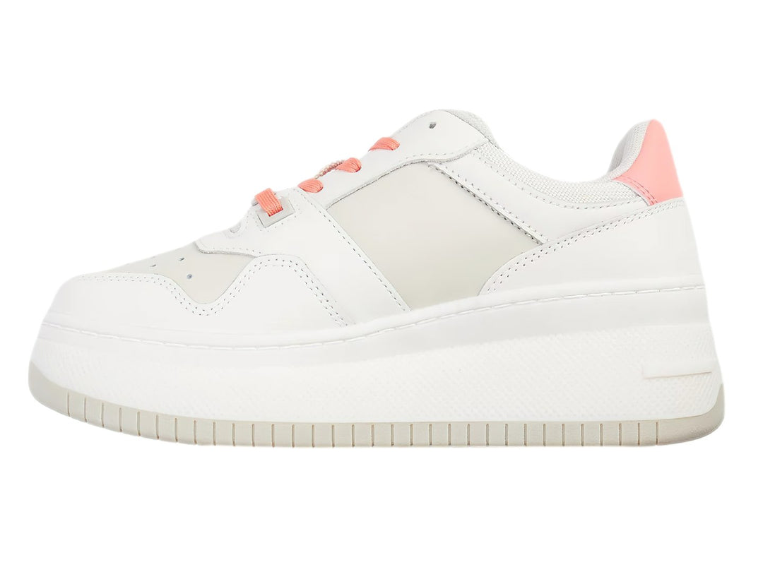 Tenis Tommy Hilfiger blancos de plataforma con detalles en color coral y suela ancha.