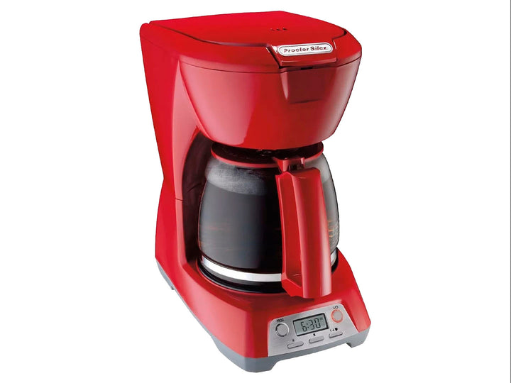 Cafetera Proctor Silex color rojo con jarra de vidrio y panel de control digital en la base.