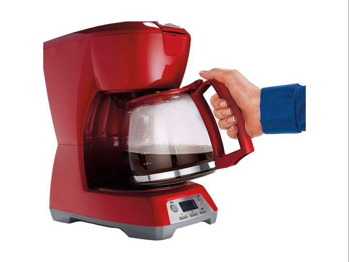 Cafetera Proctor Silex color rojo con jarra de vidrio y panel de control digital en la base.