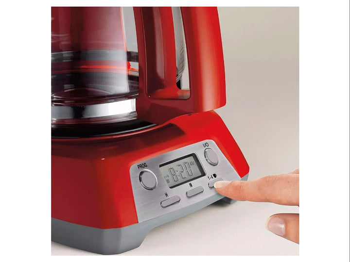 Cafetera Proctor Silex color rojo con jarra de vidrio y panel de control digital en la base.