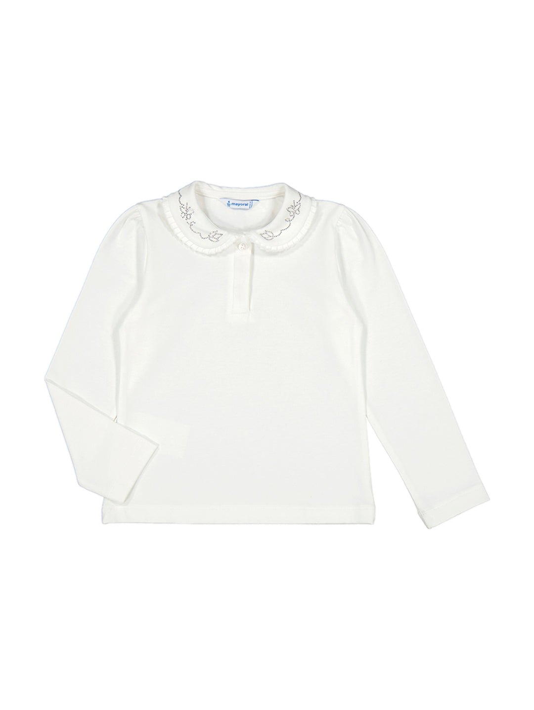 Polo blanco de manga larga para niña con detalles plateados en el cuello.