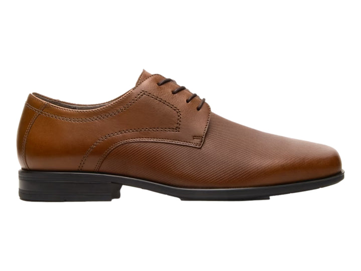 Zapato formal de cuero color café con cordones y suela negra.