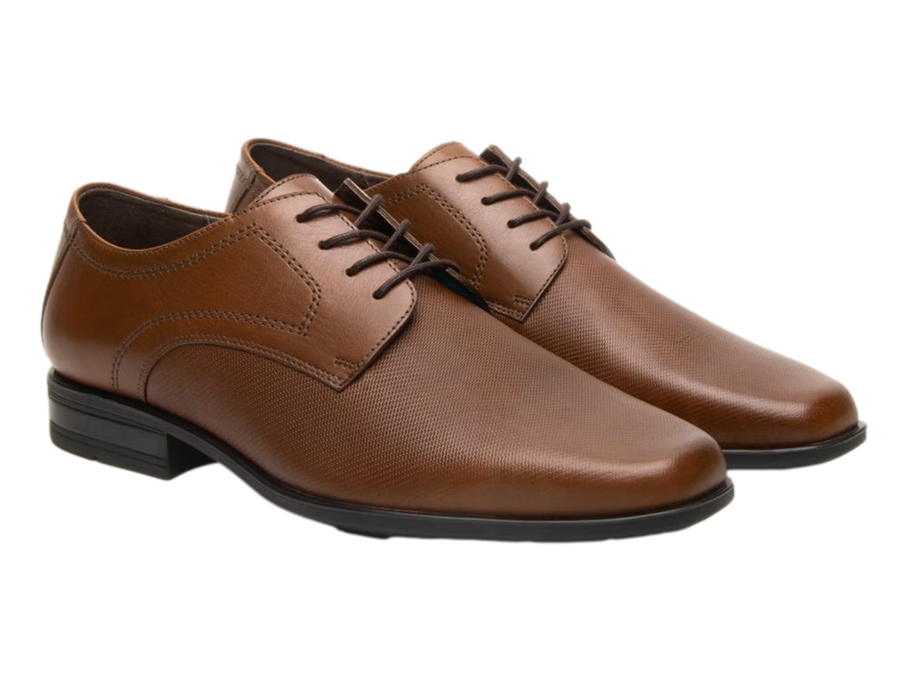 Zapato formal de cuero color café con cordones y suela negra.