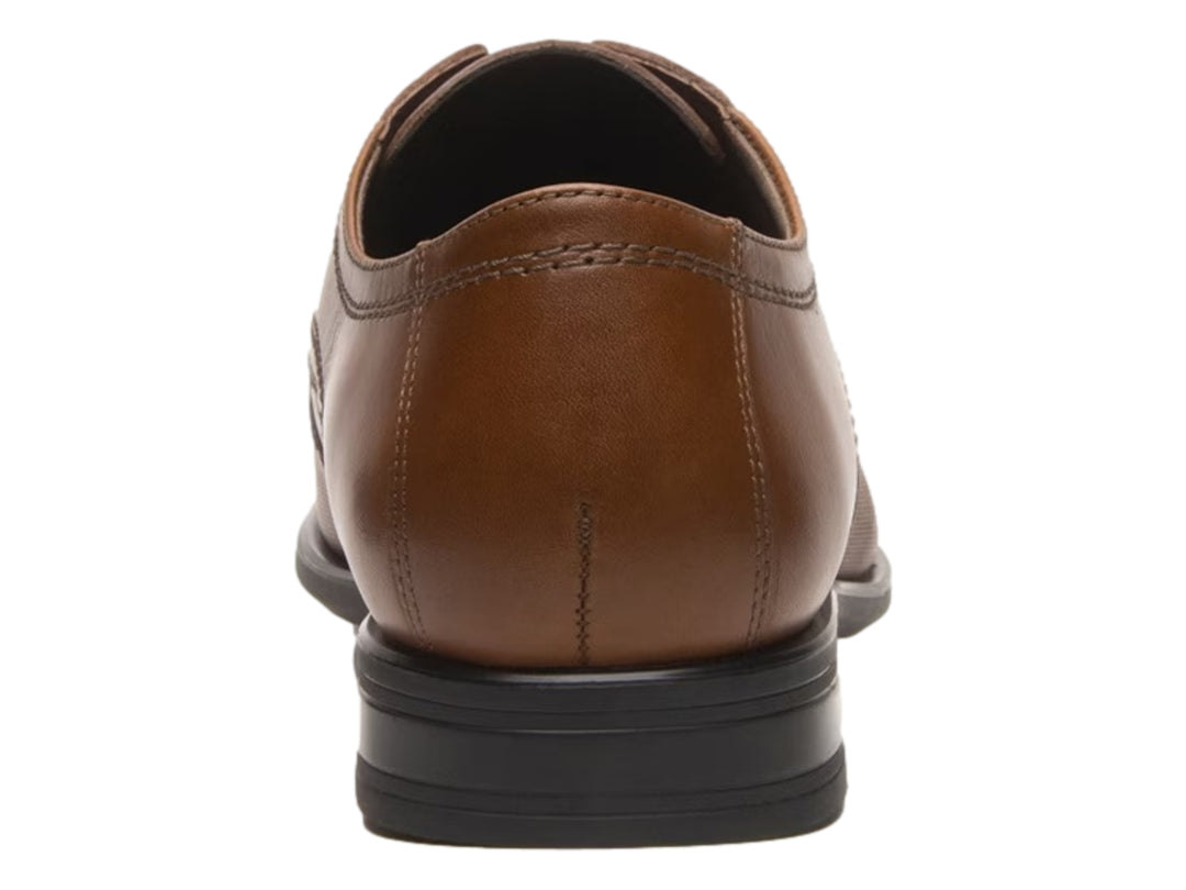 Zapato formal de cuero color café con cordones y suela negra.