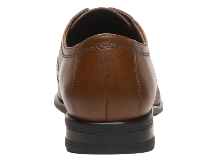 Zapato formal de cuero color café con cordones y suela negra.