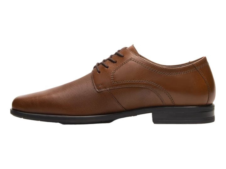 Zapato formal de cuero color café con cordones y suela negra.