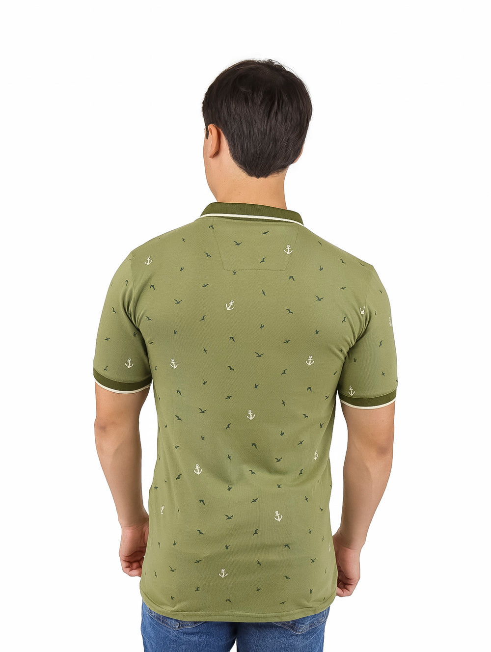 Hombre vistiendo playera polo color verde con estampado de anclas blancas y detalles en el cuello y mangas.