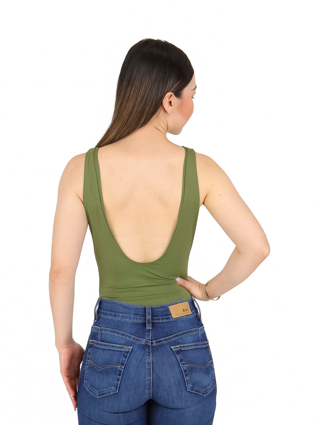 Mujer vistiendo pantiblusa color olivo con diseño cruzado al frente y cuello en V.