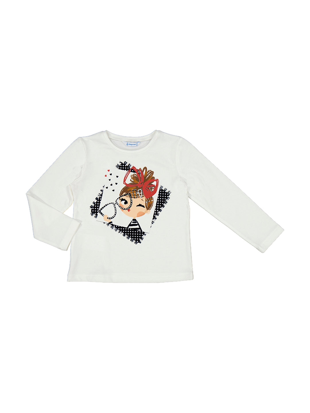 Camiseta de manga larga color crudo para niña con estampado frontal de un rostro estilizado y un lazo rojo.