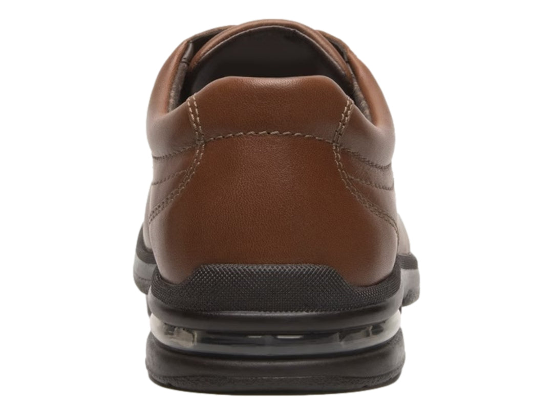 Zapato casual Flexi de color marrón con cordones y suela negra.