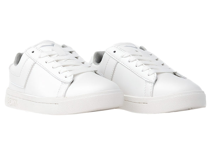 Tenis blancos PONY de corte bajo con cordones y suela plana.