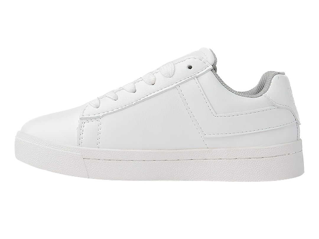 Tenis blancos PONY de corte bajo con cordones y suela plana.