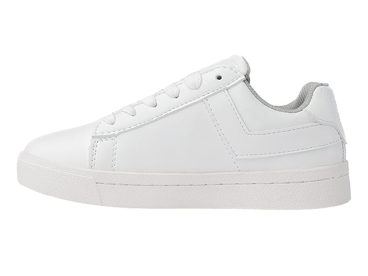 Tenis blancos PONY de corte bajo con cordones y suela plana.