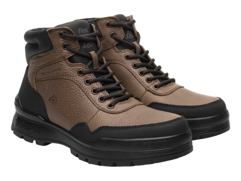 Botín Flexi color taupe y negro con suela robusta y cierre de cordones para hombre.