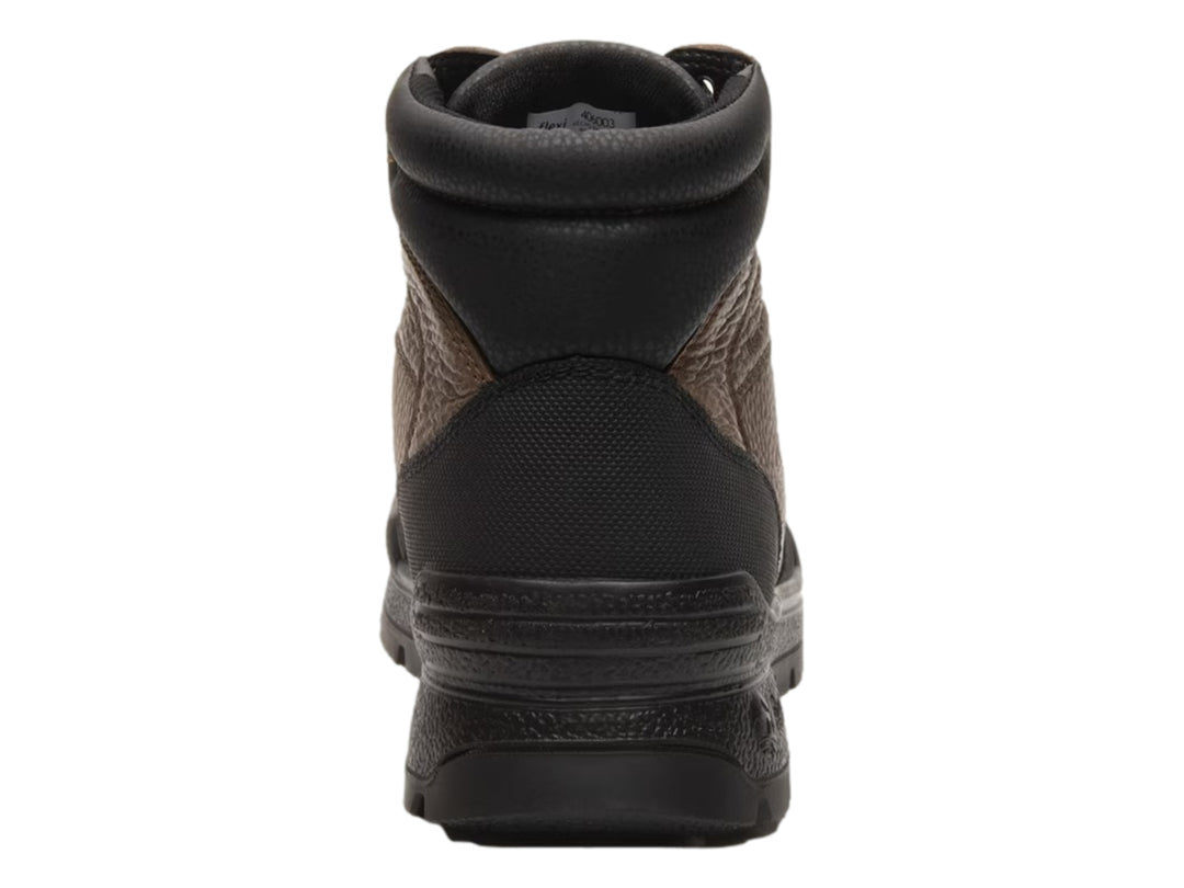 Botín Flexi color taupe y negro con suela robusta y cierre de cordones para hombre.