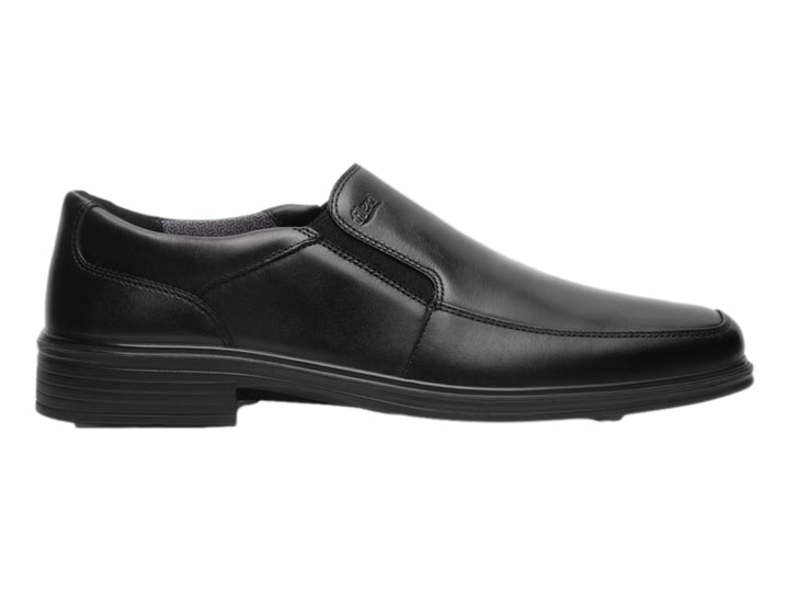 Zapato Flexi color negro, estilo slip-on de cuero liso con suela negra.