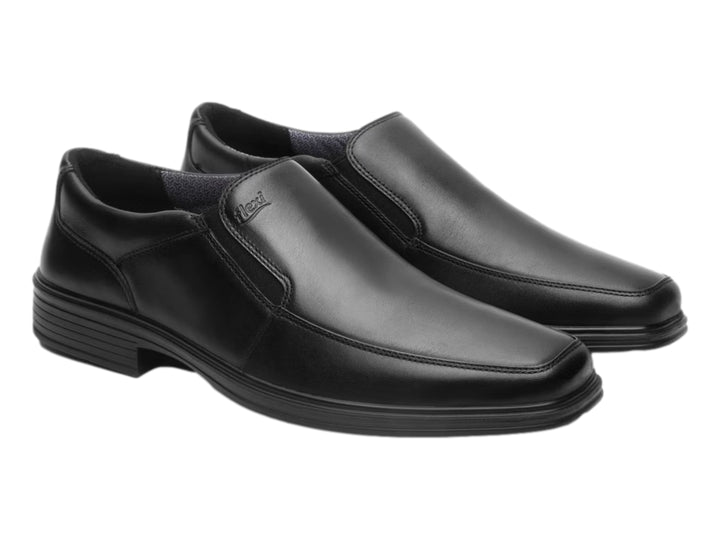 Zapato Flexi color negro, estilo slip-on de cuero liso con suela negra.