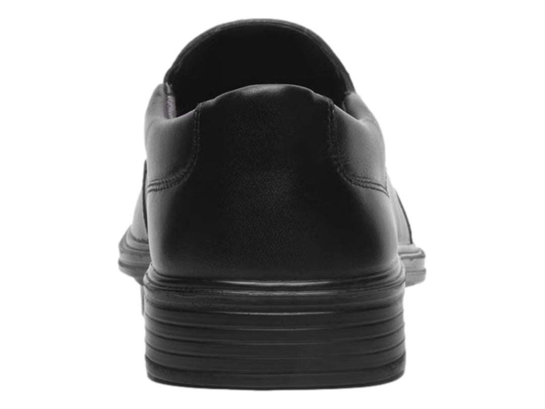 Zapato Flexi color negro, estilo slip-on de cuero liso con suela negra.