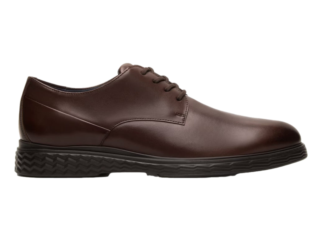 Zapato de cuero color marrón nogal con cordones y suela negra.