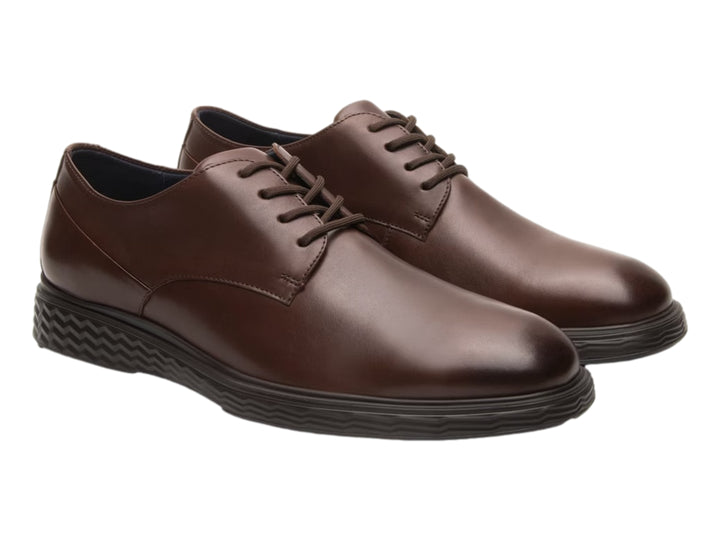 Zapato de cuero color marrón nogal con cordones y suela negra.