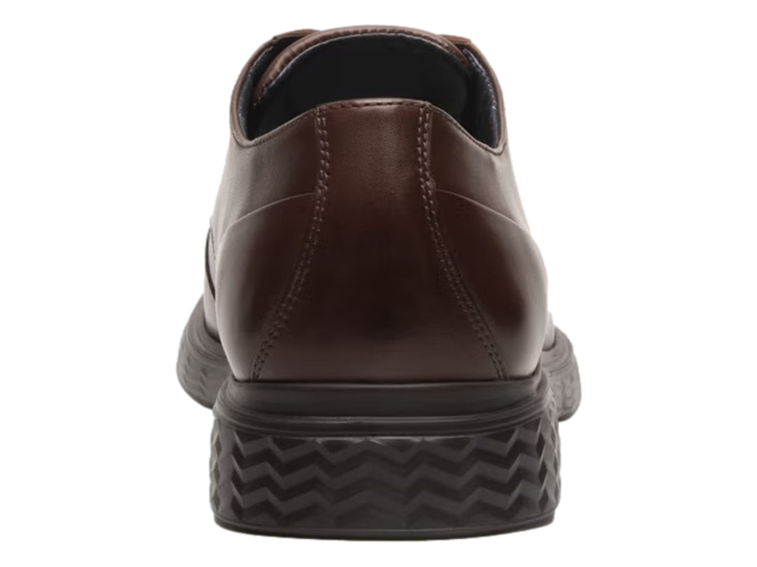 Zapato de cuero color marrón nogal con cordones y suela negra.