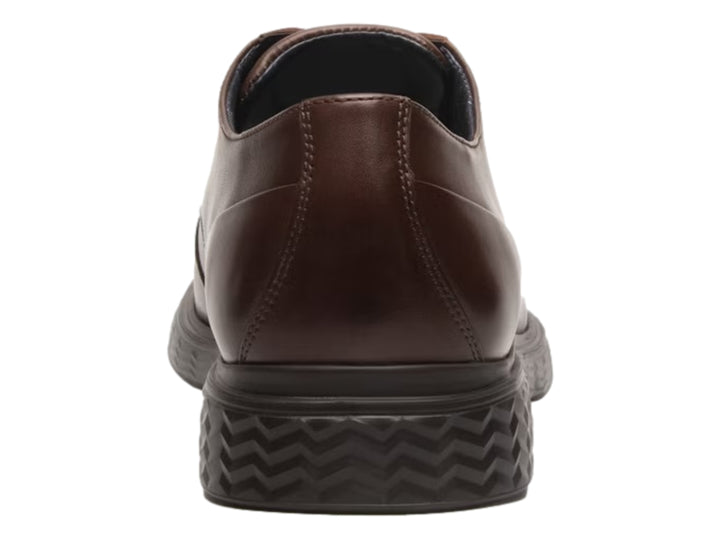 Zapato de cuero color marrón nogal con cordones y suela negra.
