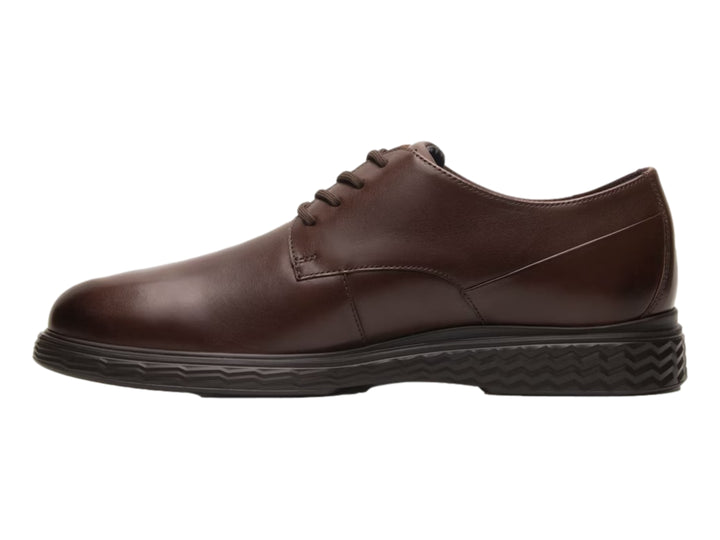 Zapato de cuero color marrón nogal con cordones y suela negra.