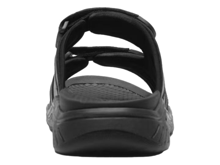 Sandalia Flexi color negro con correas ajustables y suela gruesa.
