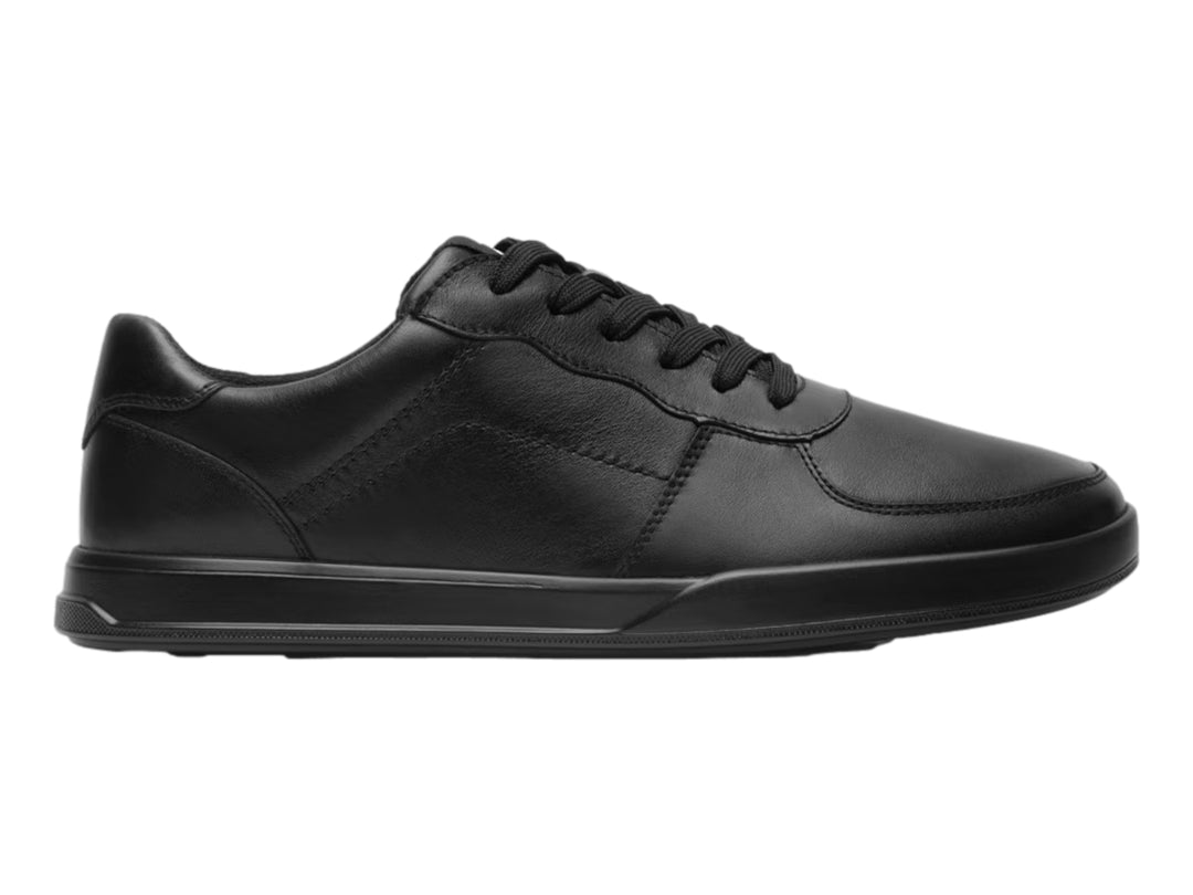 Zapato casual Flexi de color negro con cordones y suela plana.