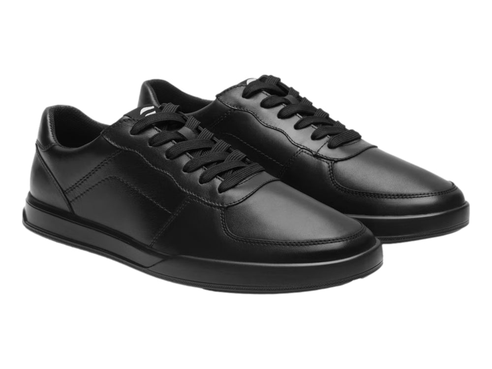 Zapato casual Flexi de color negro con cordones y suela plana.