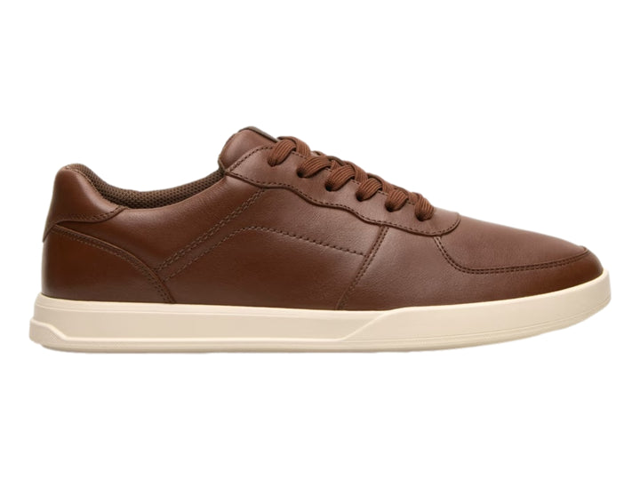 Zapato casual Flexi de cuero color marrón con suela blanca y cordones.