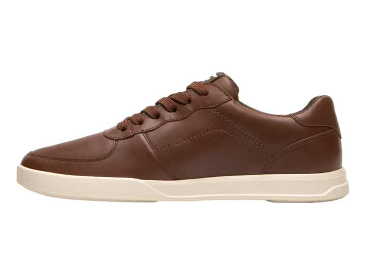 Zapato casual Flexi de cuero color marrón con suela blanca y cordones.