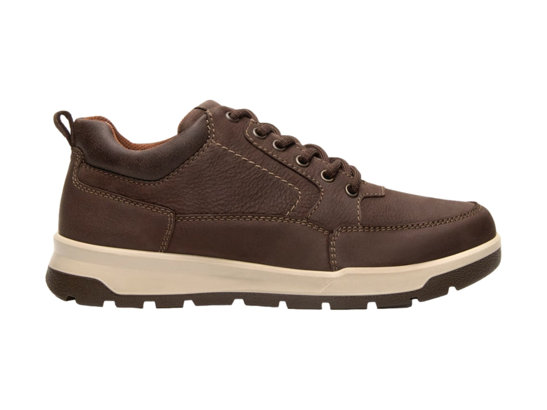 Zapato casual Flexi color café con suela beige y cordones.