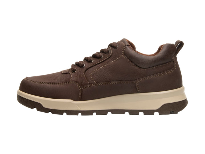 Zapato casual Flexi color café con suela beige y cordones.