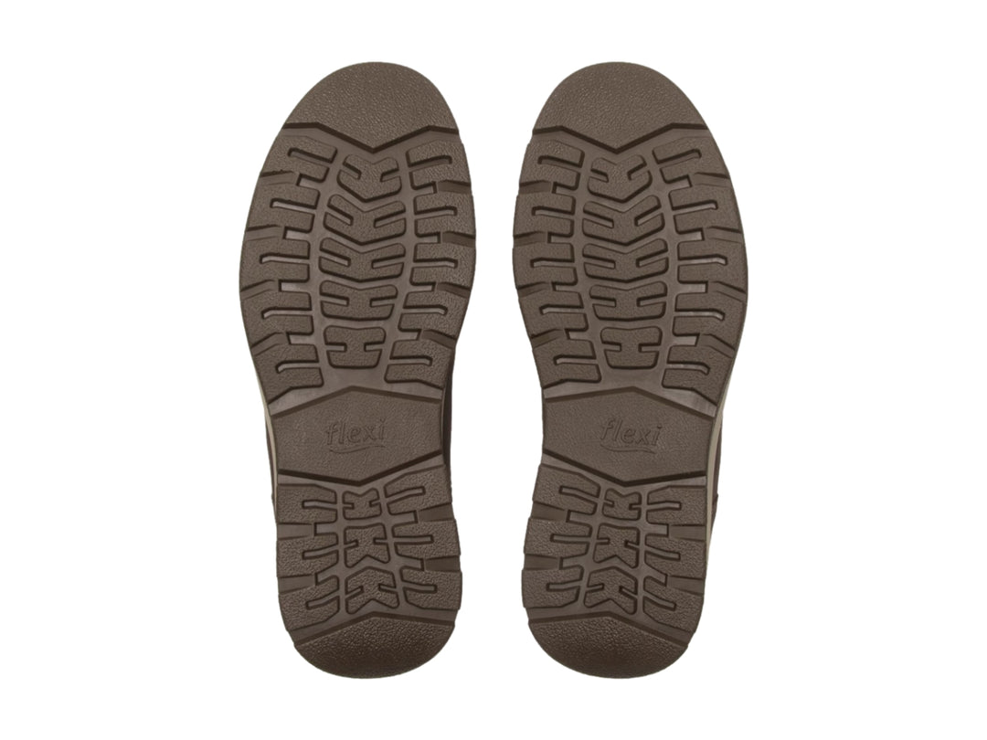 Zapato casual Flexi color café con suela beige y cordones.