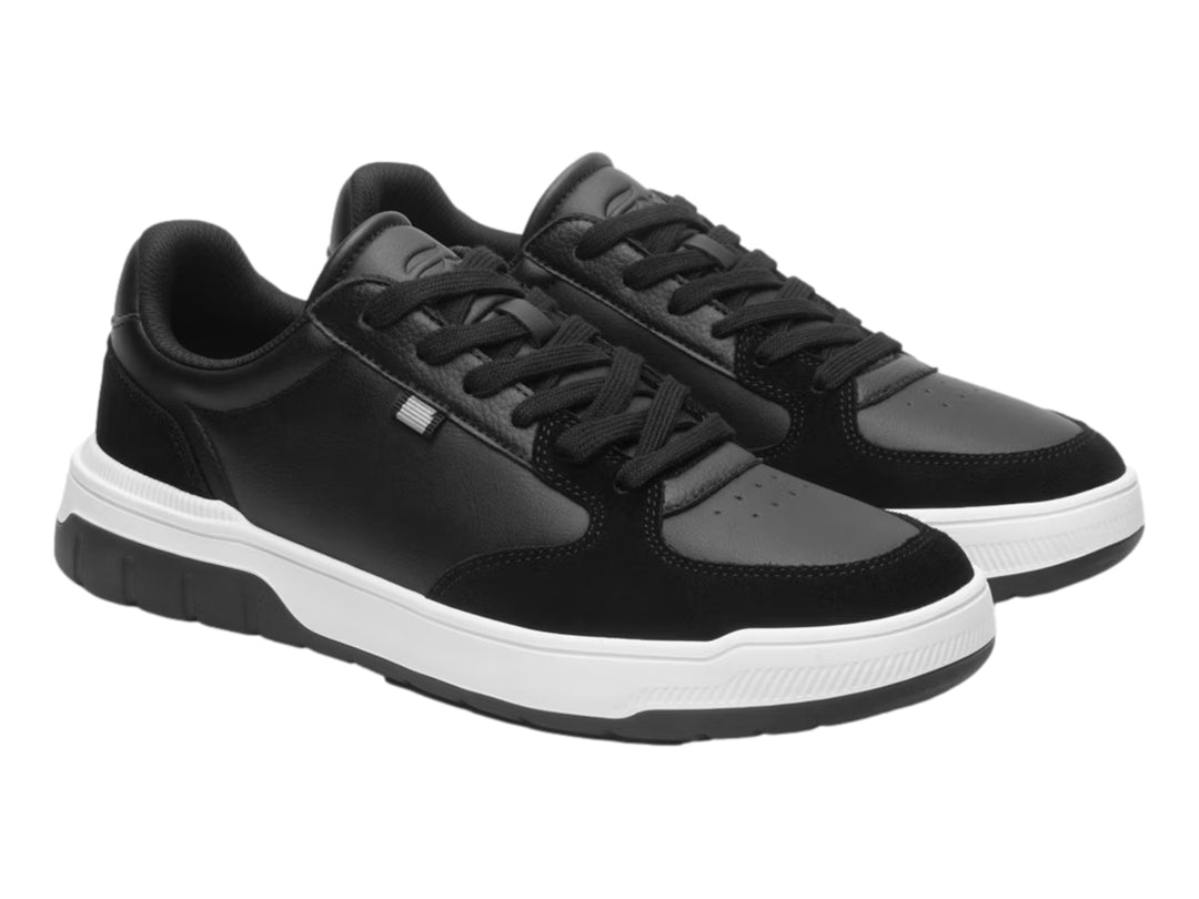 Tenis Flexi color negro con suela blanca y cordones negros.